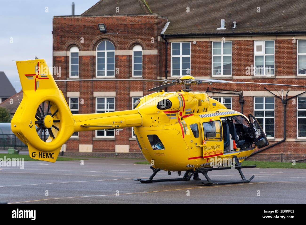 East Anglian Air Ambulance Airbus Elicotteri H145 elicottero registrato G-HEMC Atterrato nei terreni della Southend High School per Scuola ragazzi Foto Stock