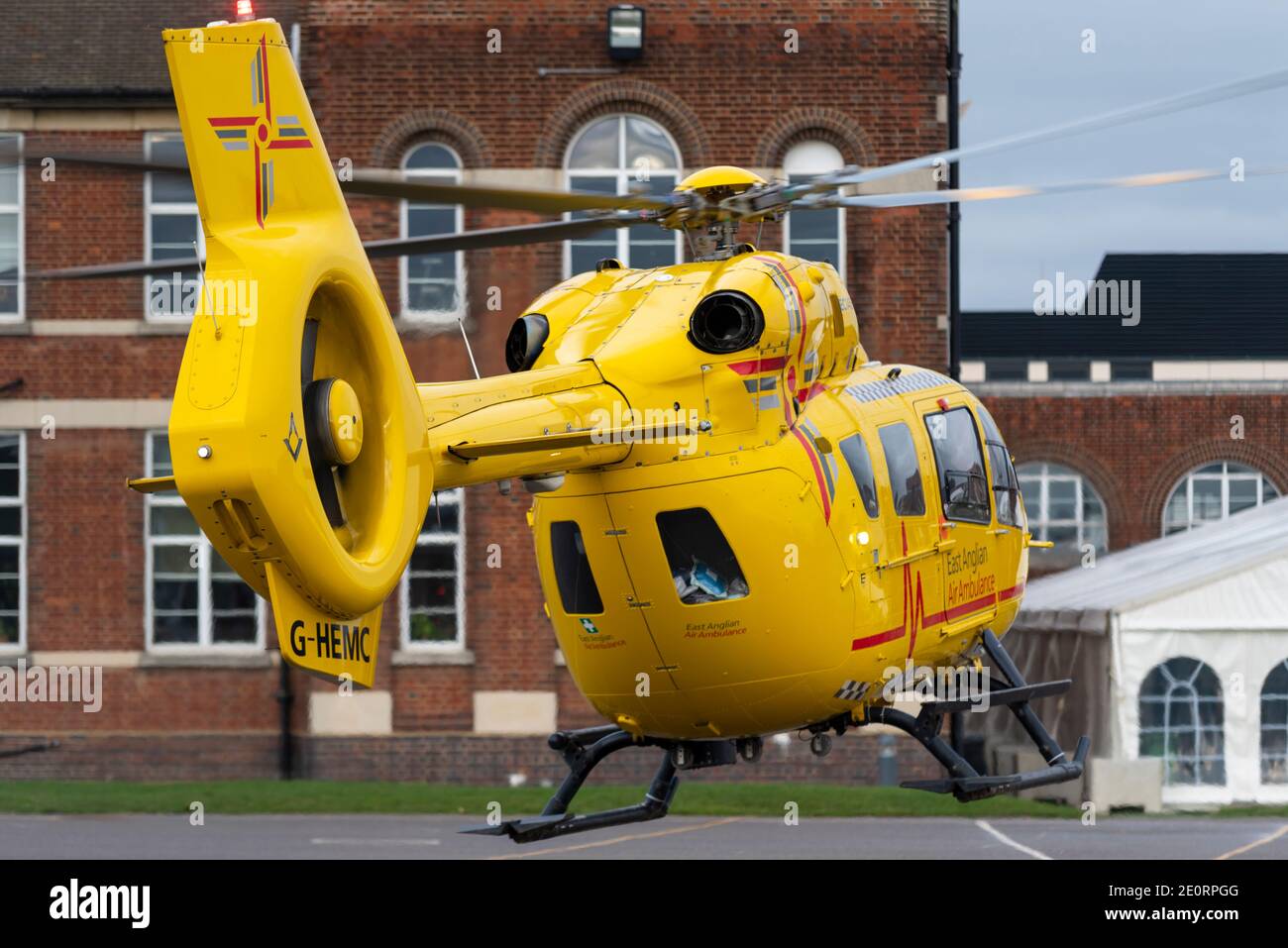 East Anglian Air Ambulance Airbus Elicotteri H145 elicottero registrato G-HEMC Atterrato nei terreni della Southend High School per Scuola ragazzi Foto Stock