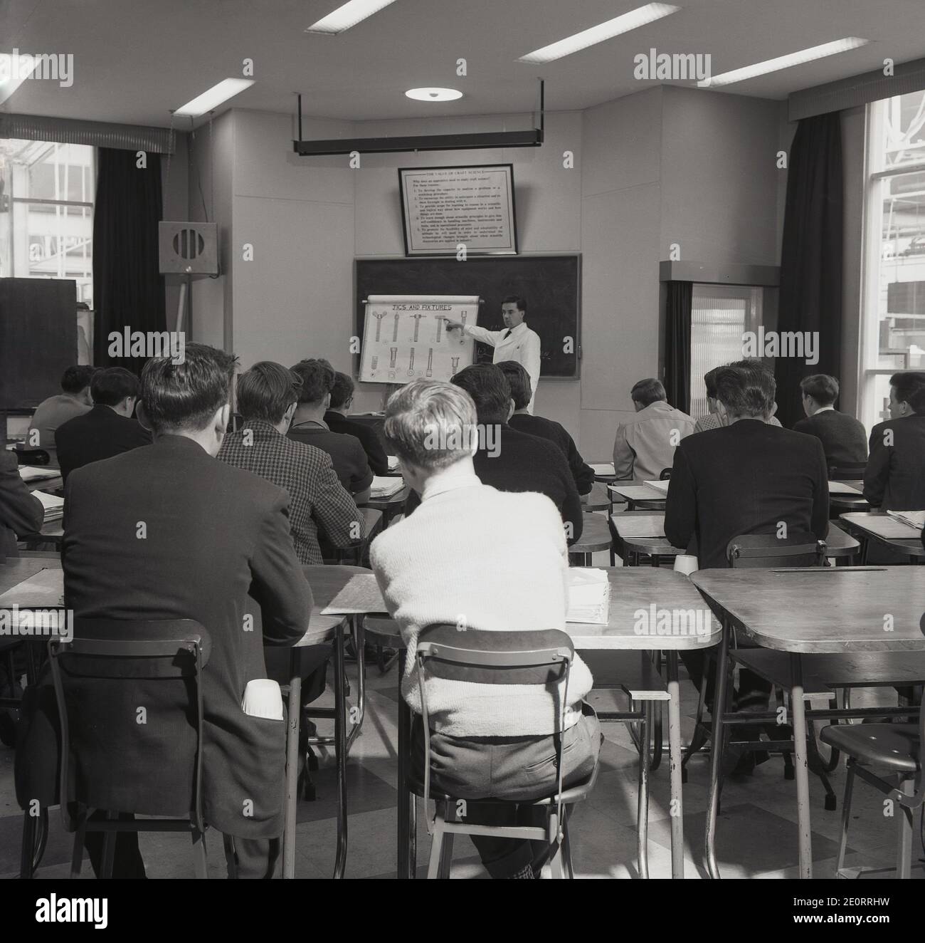 Anni '50, storico, giovani tirocinanti in classe, Aviation.A segno sopra la lavagna dice, 'il valore della scienza artigianale', che dichiara, 1; sviluppare la capacità di analizzare un problema o una procedura di officina......e continua ad elencare i numerosi altri benefici. Foto Stock