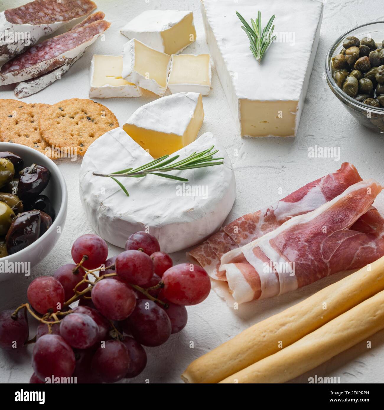 Tavolo di antipasti con diversi antipasti, su sfondo bianco Foto Stock