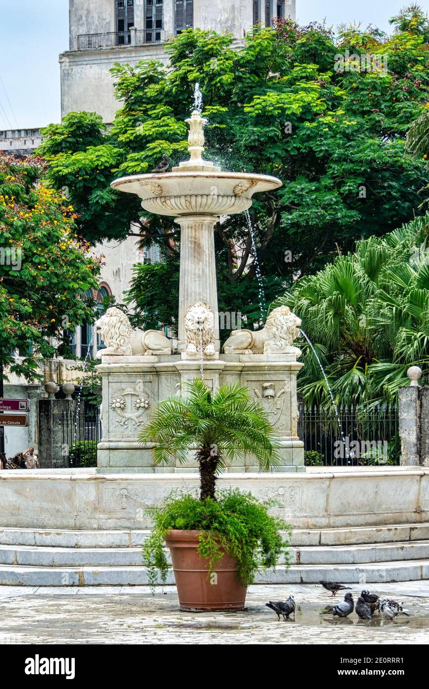Fontana in marmo bianco in Piazza San Francesco d'Assisi, a l'Avana Vecchia, Cuba Foto Stock