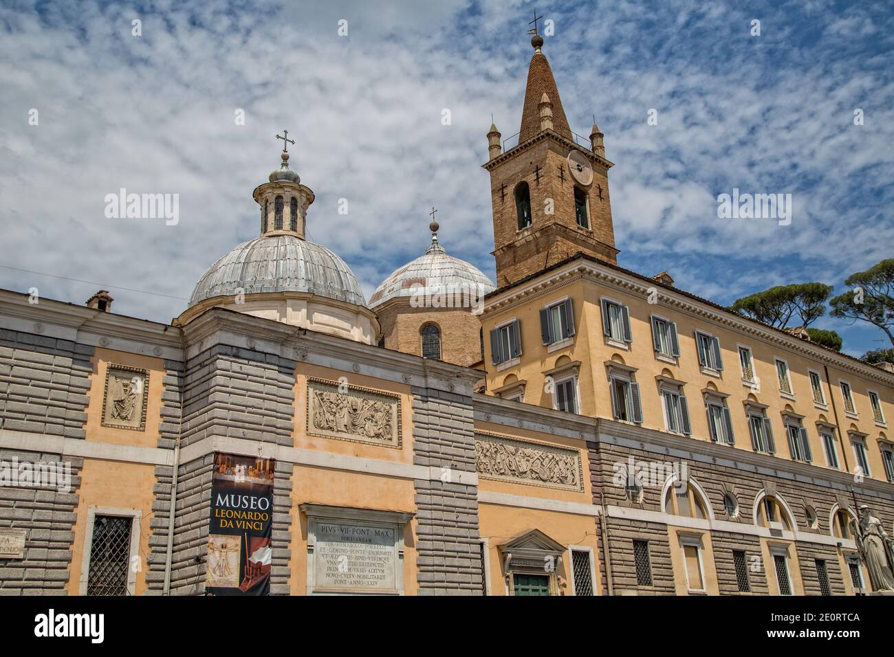 Il Museo Leonardo da Vinci e la chiesa di Santa Maria del Popolo in Piazza del Popolo a Roma Foto Stock
