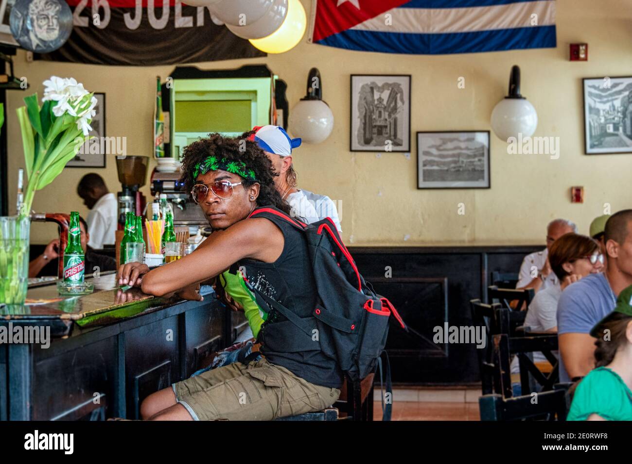Persone reali che bevono in un bar, l'Avana Vecchia, Cuba Foto Stock