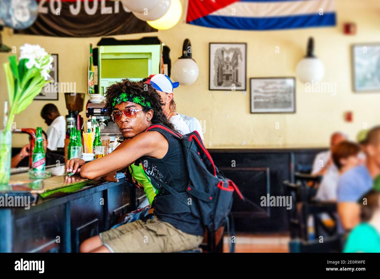 Persone reali che bevono in un bar, l'Avana Vecchia, Cuba Foto Stock