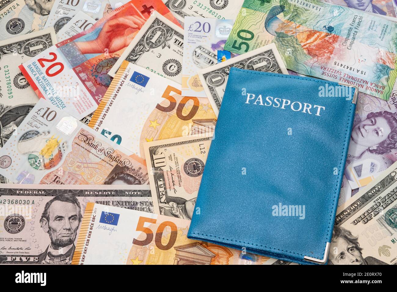 Un semplice passaporto per alcune banconote in valuta estera Foto Stock