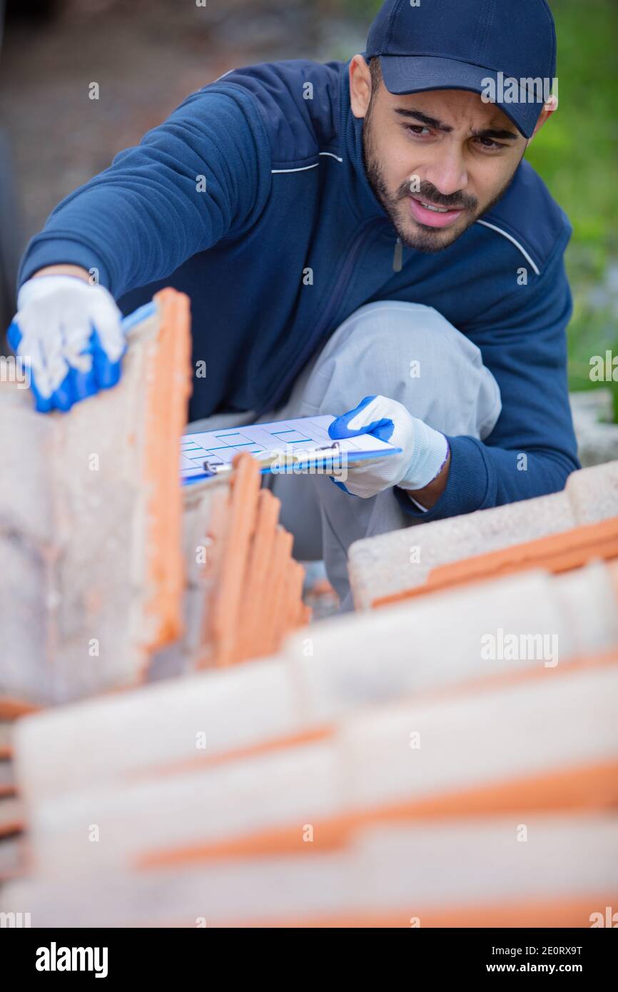 giovane uomo felice tegolo sul tetto Foto Stock