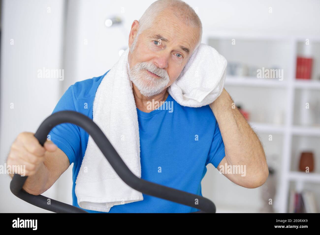 uomo anziano dopo aver fatto sport Foto Stock