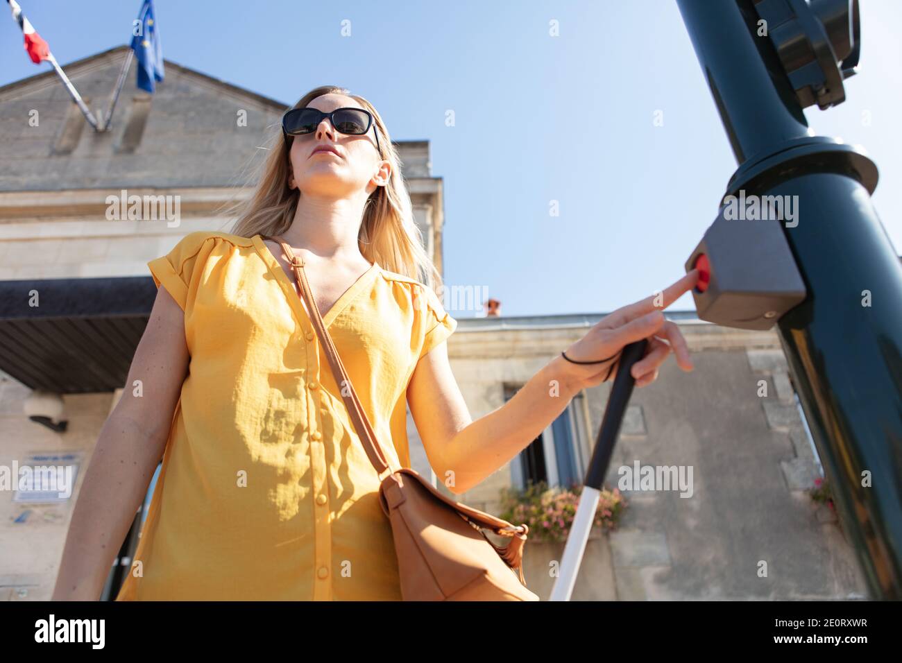 donna cieca che cammina al semaforo Foto Stock