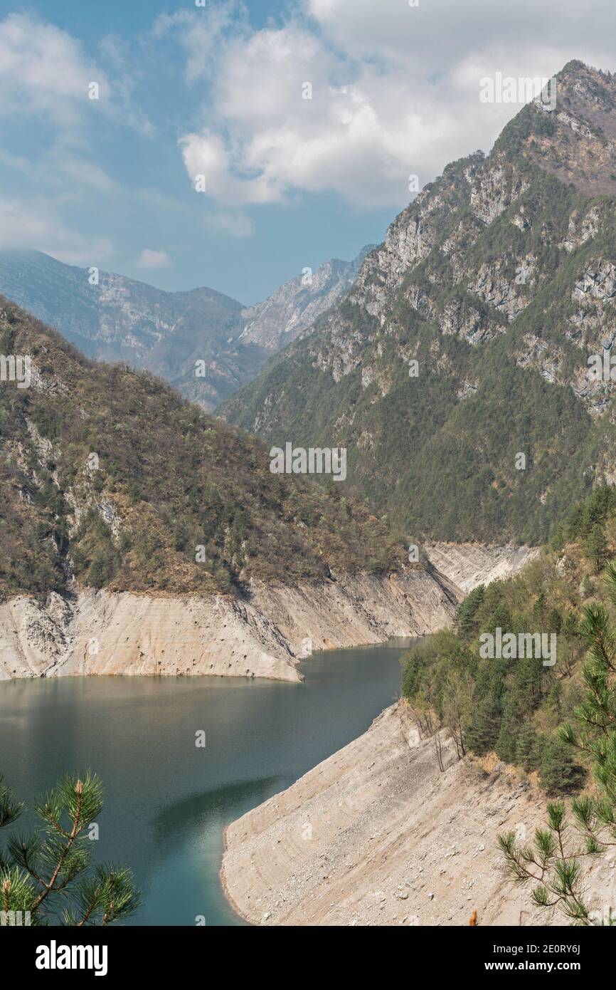 L'idilliaco lago di Selva con il suo imponente 111 M alta Diga si trova nelle Dolomiti friulane Foto Stock