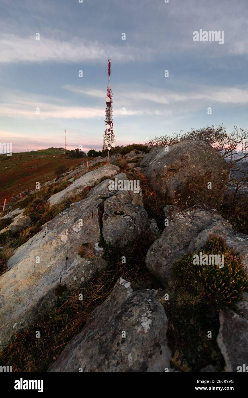Antenne di comunicazione nella parte superiore del monte Jaizkibel, Paesi Baschi. Foto Stock