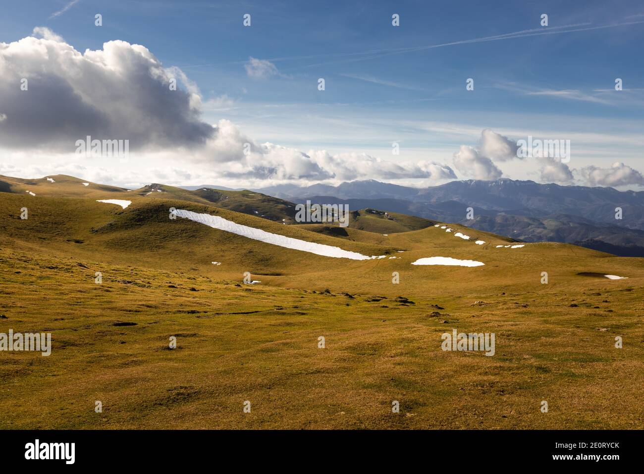 Vista dalla catena montuosa dell'Aralar e dalla vetta del Txindoki nei Paesi Baschi. Foto Stock