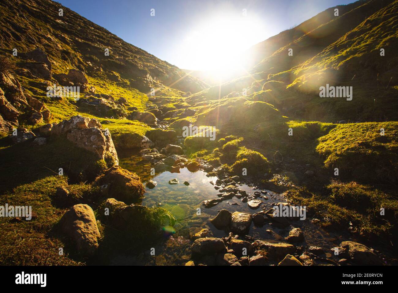 Vista dalla catena montuosa dell'Aralar e dalla vetta del Txindoki nei Paesi Baschi. Foto Stock