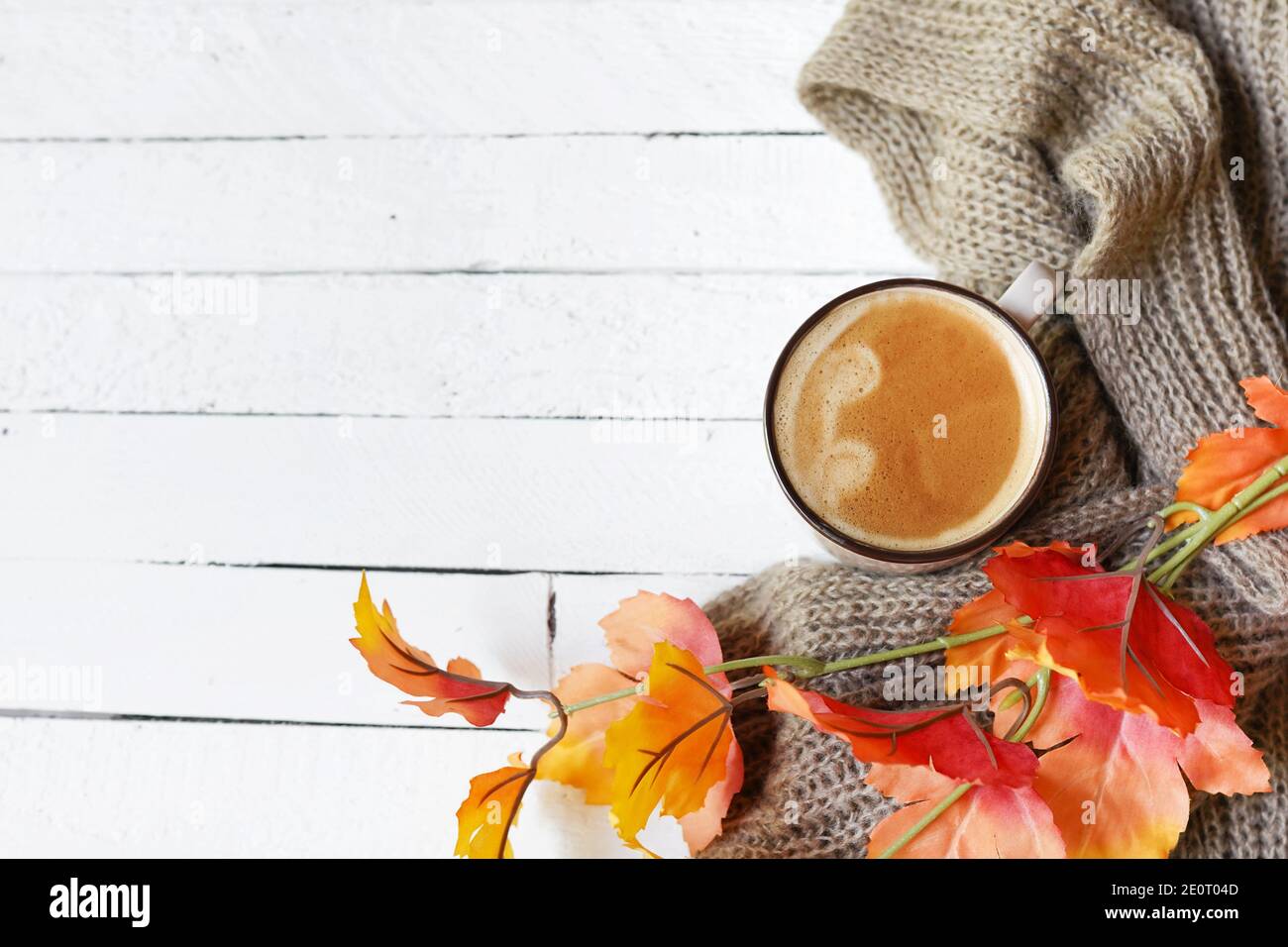 caffè autunnale su legno bianco, spazio copia Foto Stock