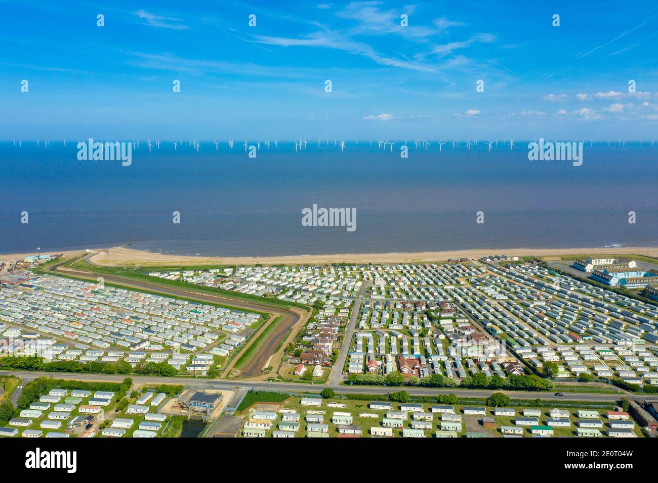Foto aerea del parco del campeggio di Fantasy Island caravan Nel villaggio di Skegness che mostra file di roulotte e. il parco divertimenti vicino all'oceano Foto Stock