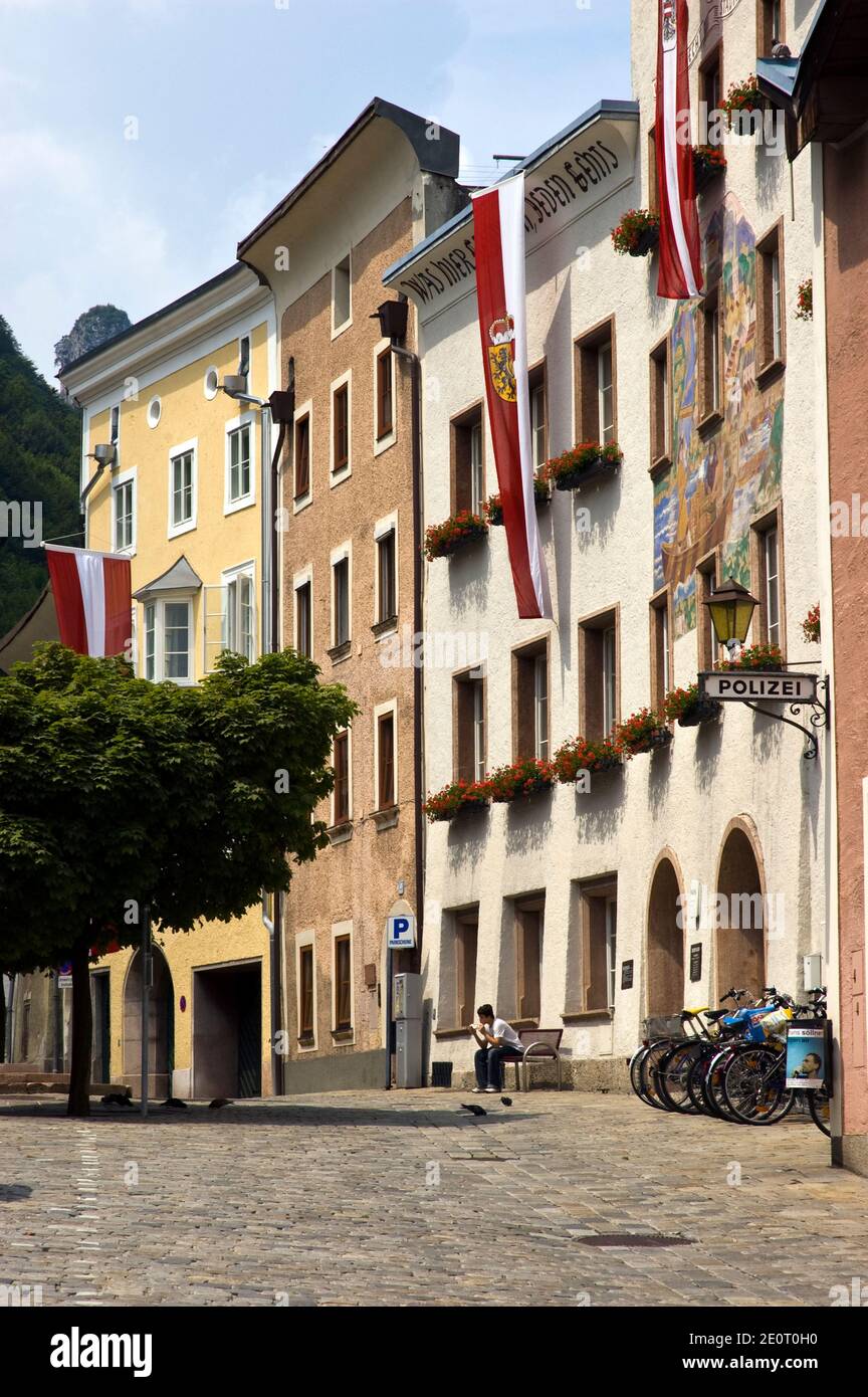 Municipio e ufficio di polizia di Hallein, una storica città austriaca conosciuta per la miniera di sale di Hallein. Foto Stock