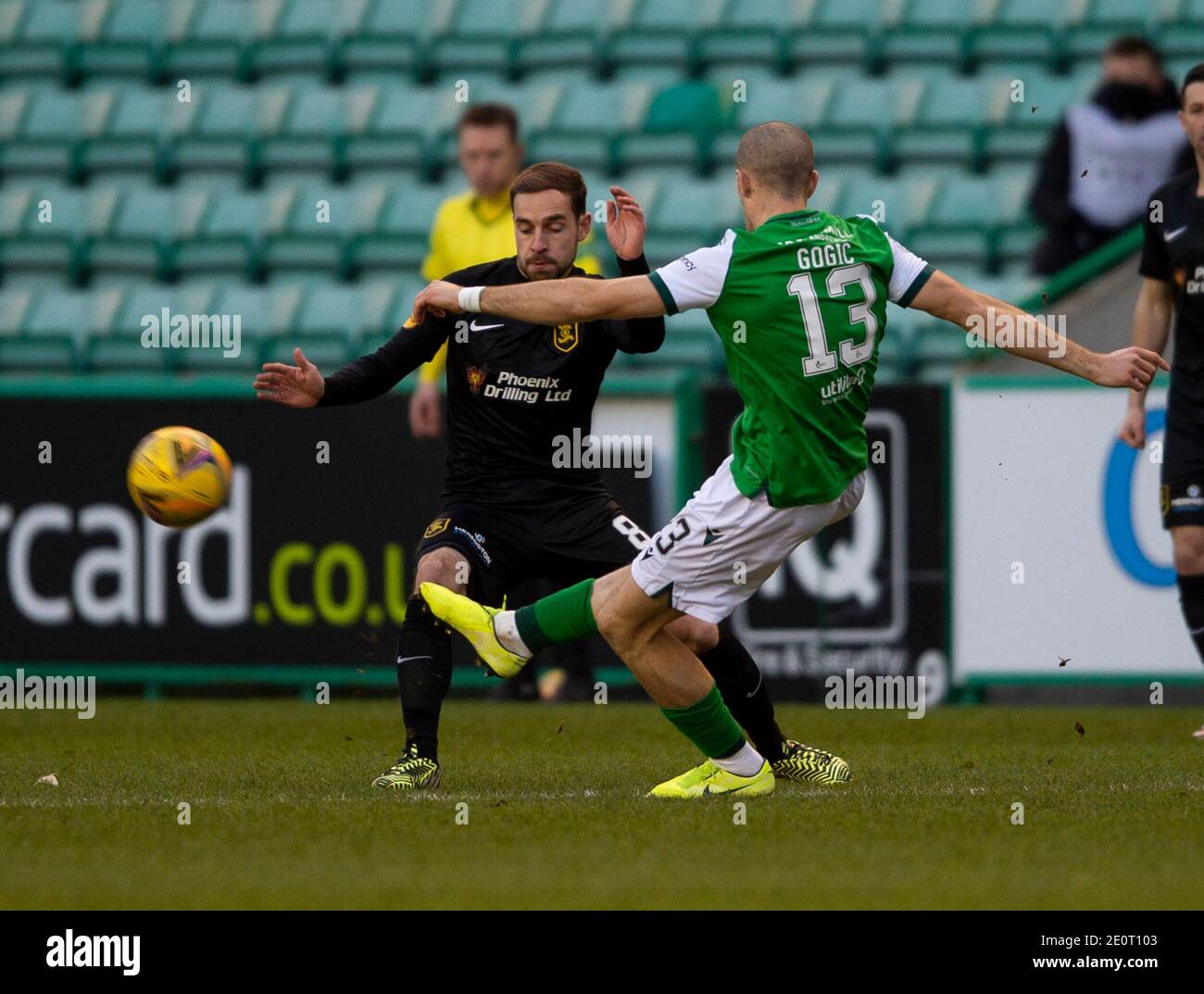 Scottish Premiership - Hibernian / Livingston Easter Road Stadium, Edimburgo, Midlothian, Regno Unito. 24 Nov 2020. Gli Hibs ospitano Livingston nella Premier League scozzese a Easter Road, Edimburgo. PIC mostra: HibsÕ centrocampista cipriota, Alexander Gogic, elimina il pericolo dal centrocampista di Livingston, Scott Pittman. Credit: Ian Jacobs/Alamy Live News Foto Stock