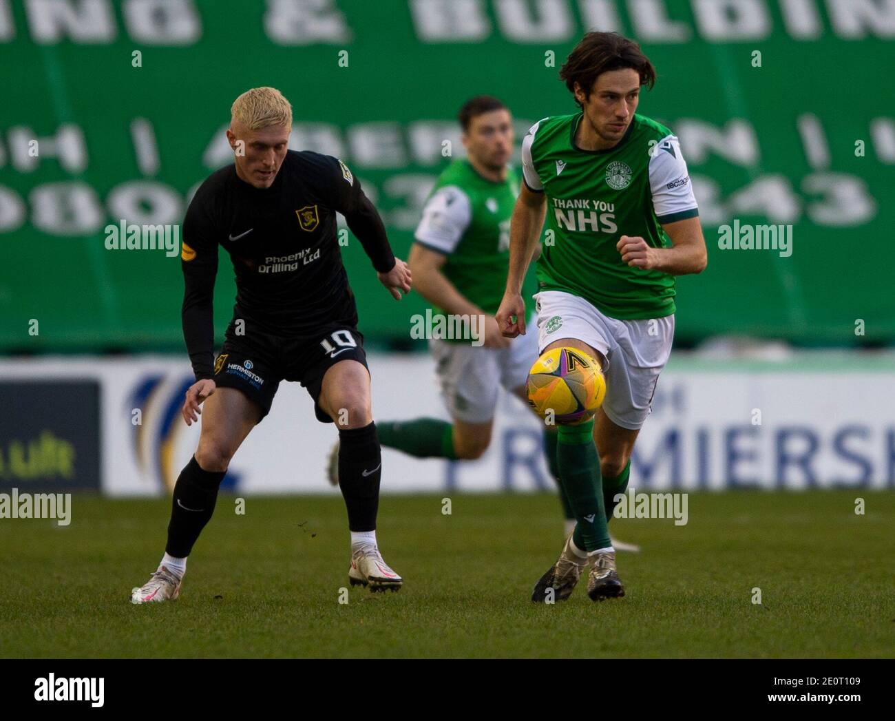 Scottish Premiership - Hibernian / Livingston Easter Road Stadium, Edimburgo, Midlothian, Regno Unito. 24 Nov 2020. Gli Hibs ospitano Livingston nella Premier League scozzese a Easter Road, Edimburgo. PIC mostra: HibsÕ centrocampista cipriota, Alexander Gogic, elimina il pericolo dal centrocampista di Livingston, Scott Pittman. Credit: Ian Jacobs/Alamy Live News Foto Stock