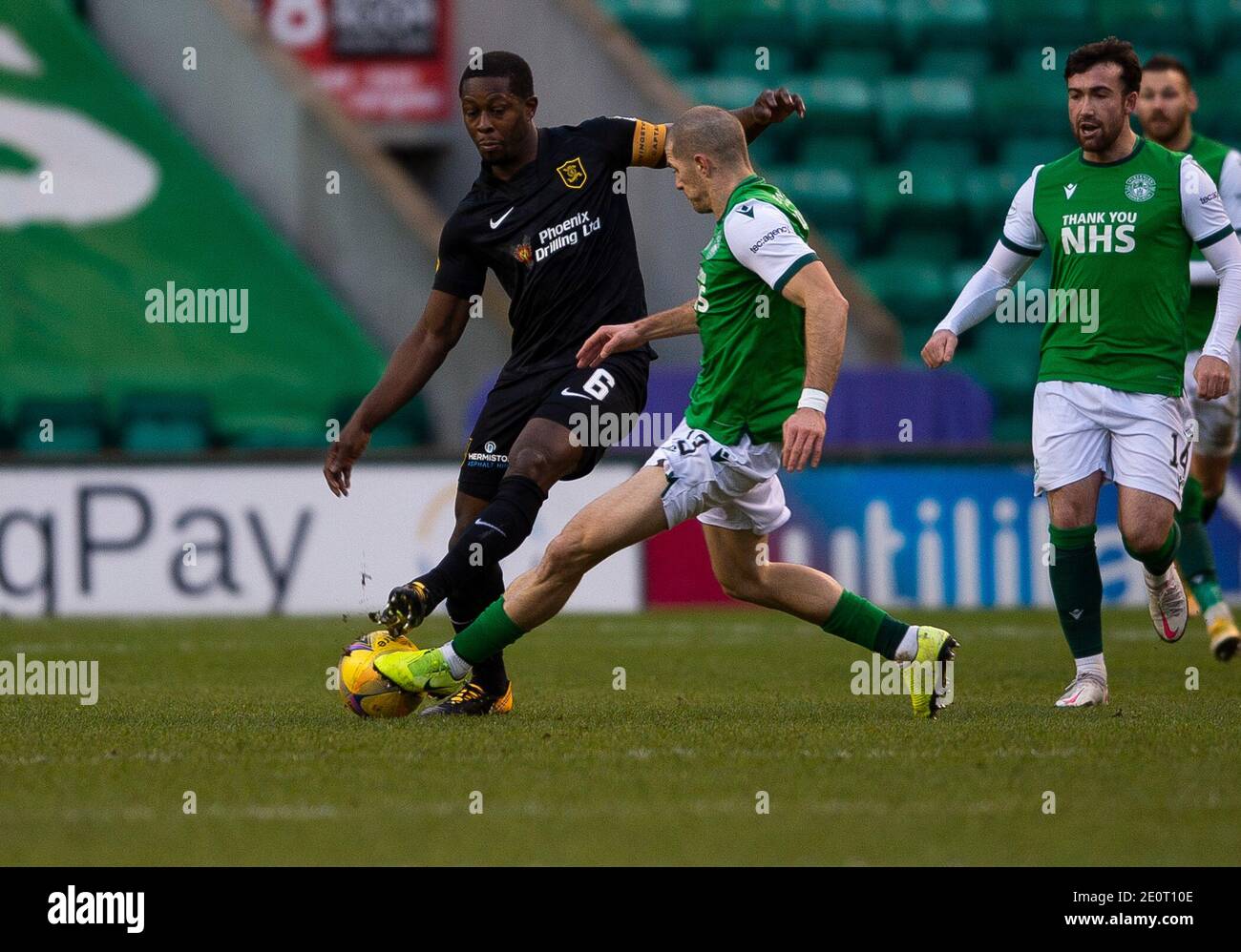 Scottish Premiership - Hibernian / Livingston Easter Road Stadium, Edimburgo, Midlothian, Regno Unito. 24 Nov 2020. Gli Hibs ospitano Livingston nella Premier League scozzese a Easter Road, Edimburgo. PIC Shows: HibsÕ Cipriota centrocampista, Alexander Gogic, Tackles Livinston Midfielder, Marvin Bartley, Credit: Ian Jacobs/Alamy Live News Foto Stock