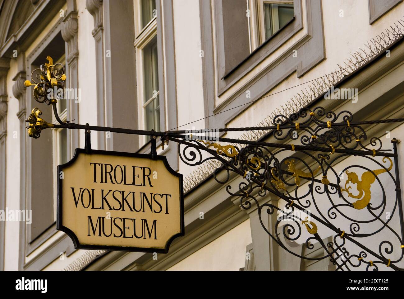 L'insegna in oro e ferro nero all'ingresso del Museo d'Arte Folcloristica tirolese di Innsbruck, Austria. Foto Stock