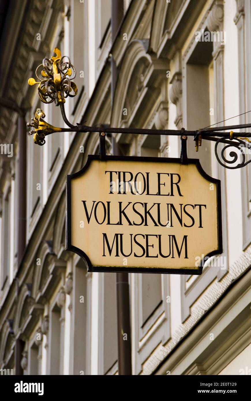 L'insegna in oro e ferro nero all'ingresso del Museo d'Arte Folcloristica tirolese di Innsbruck, Austria. Foto Stock