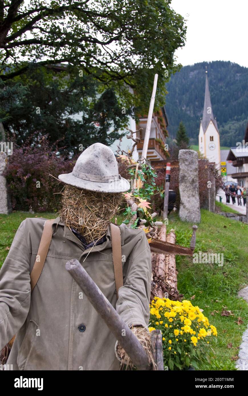 Gli uomini di Scarecrow, figure impagliate di fieno, decorano il villaggio di Krimml, vicino alle cascate di Krimml (Krimmler Wasserfalle), la cascata più alta d'Austria. Foto Stock