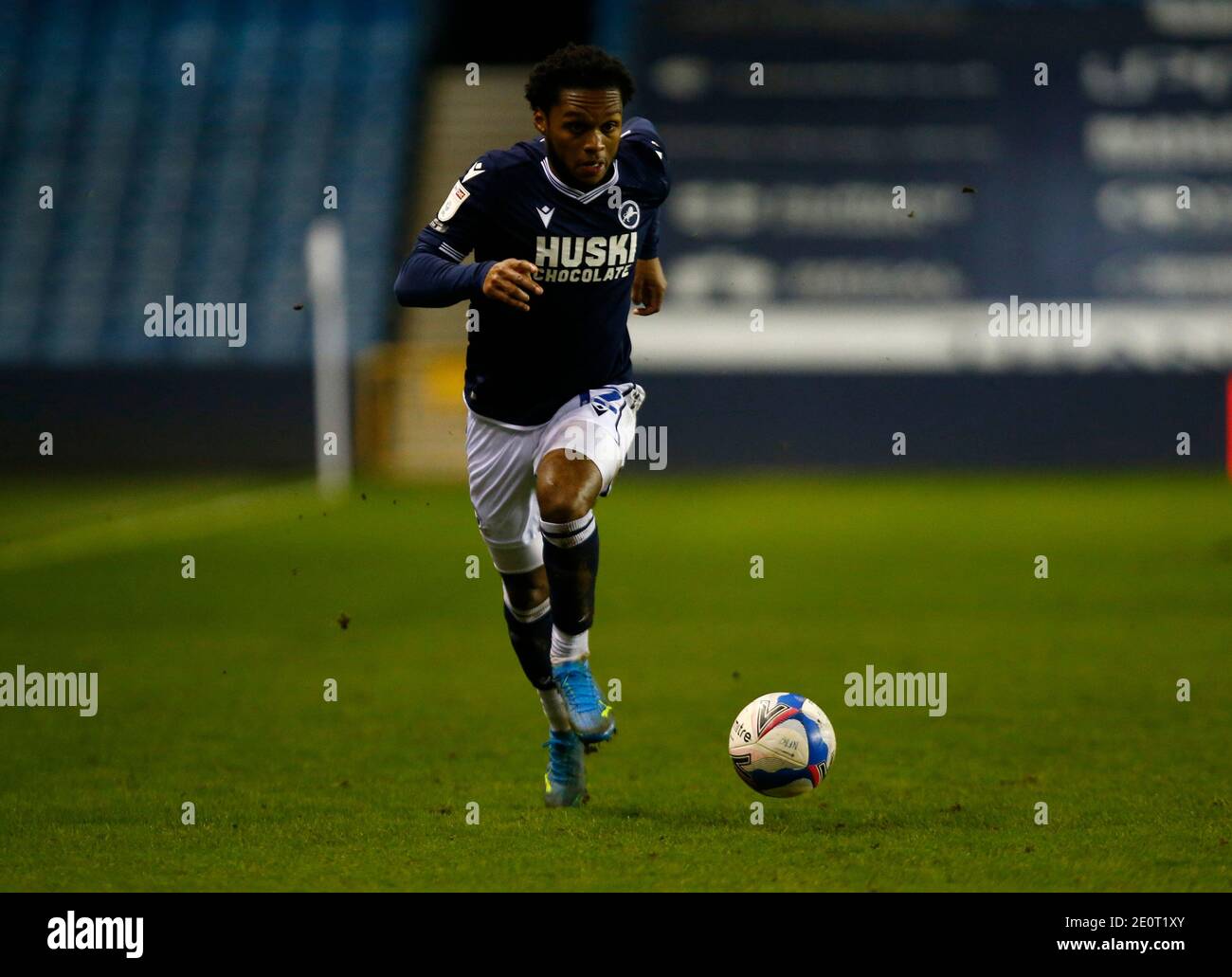 LONDRA, Regno Unito, GENNAIO 02: Mahlon Romeo of Millwall durante il campionato Sky Bet tra Millwall e Coventry City al Den Stadium, Londra il 02 Gennaio 2021 Credit: Action Foto Sport/Alamy Live News Foto Stock