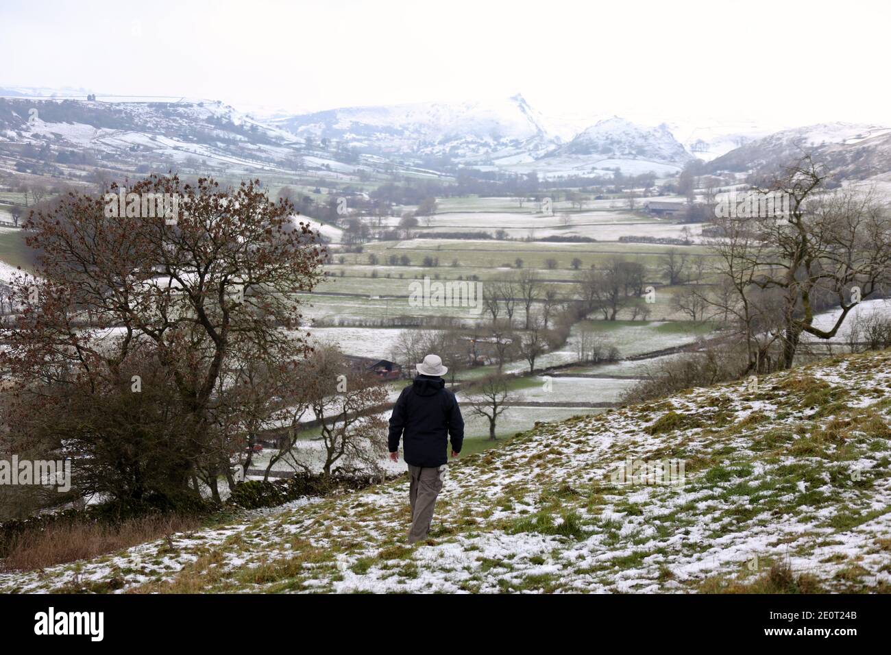 Walker a Crowdecote nel Parco Nazionale del Peak District Foto Stock