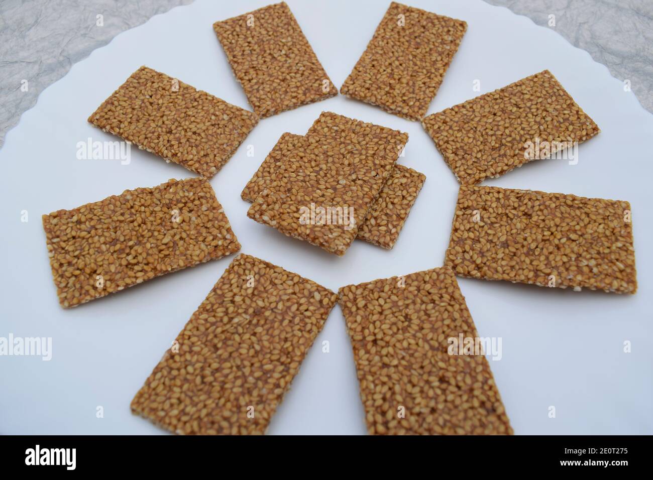 Til sakri o Tilgul un dolce tradizionale indiano popolare fatto di semi di Sesame e gelificazione fuso e messo in fogli e tagliato. Famosa Sankranti fes Foto Stock