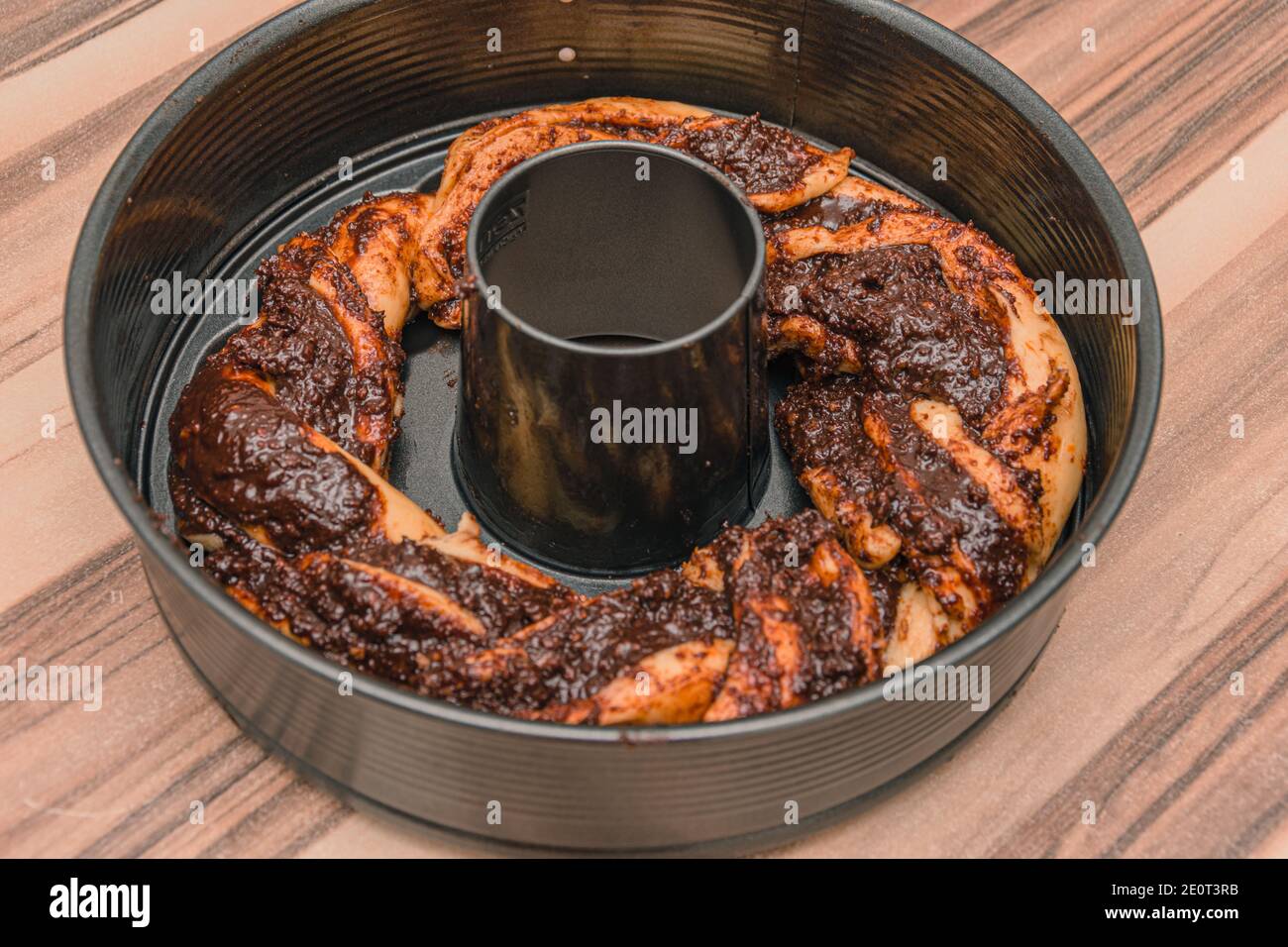Vienna / Austria / 24 aprile 2020: Torta al cioccolato rotonda nella teglia grigia Foto Stock