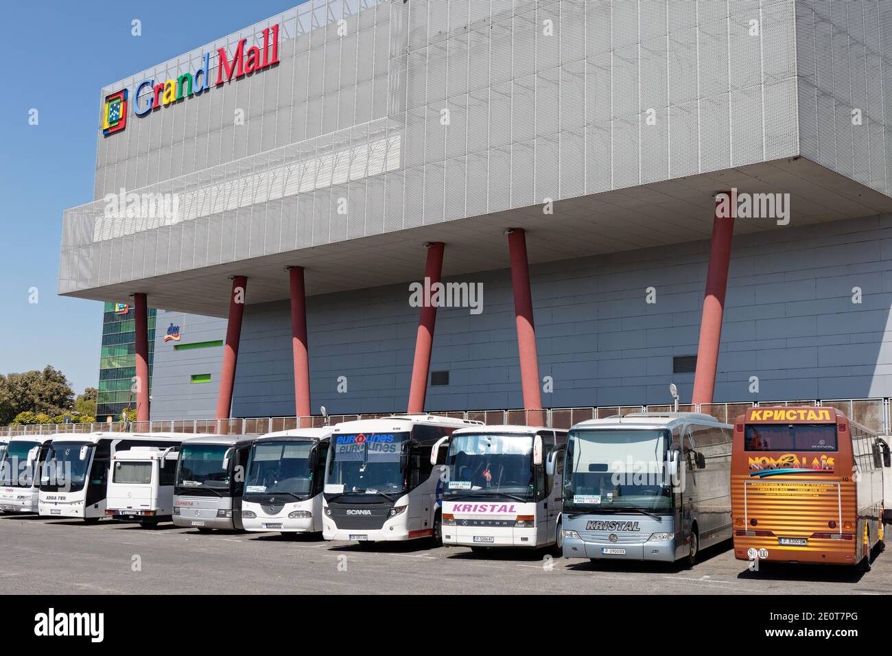 Autobus turistici presso il Grand Mall di Varna, Bulgaria. La città è nota in modo informale come la capitale marittima della Bulgaria Foto Stock