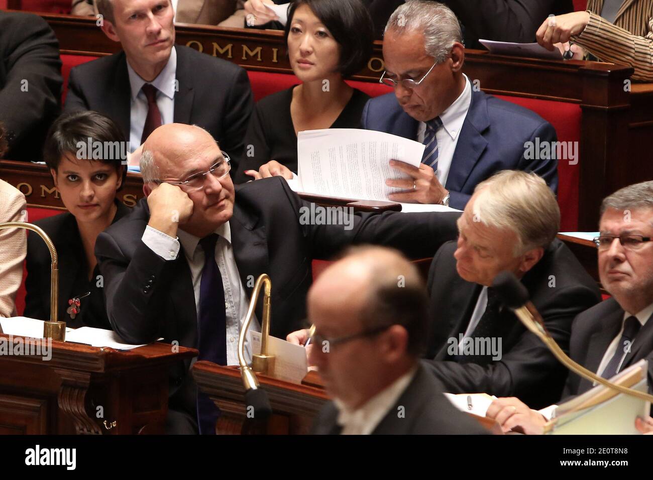 Ministro per i diritti della donna e il governo, Spokeperson, Najat Vallaud-Belkacem, Ministro del lavoro, dell'occupazione e del dialogo sociale Michel sapin, primo Ministro, Jean-Marc Ayrault e Ministro incaricato delle relazioni con il Parlamento, Alain Vidalies, UP, Ministro junior per l'industria alimentare, Guillaume Garot, Ministro junior per le PMI, le innovazioni e l'economia digitale, Fleur Pellerin, Il Ministro per i territori d'oltremare Victorin Durel partecipa alla sessione settimanale di interrogazioni al governo all'Assemblea nazionale, a Parigi, Francia, il 2 ottobre 2012. Foto di Stephane Lemouton/ABACAPRESS.COM Foto Stock