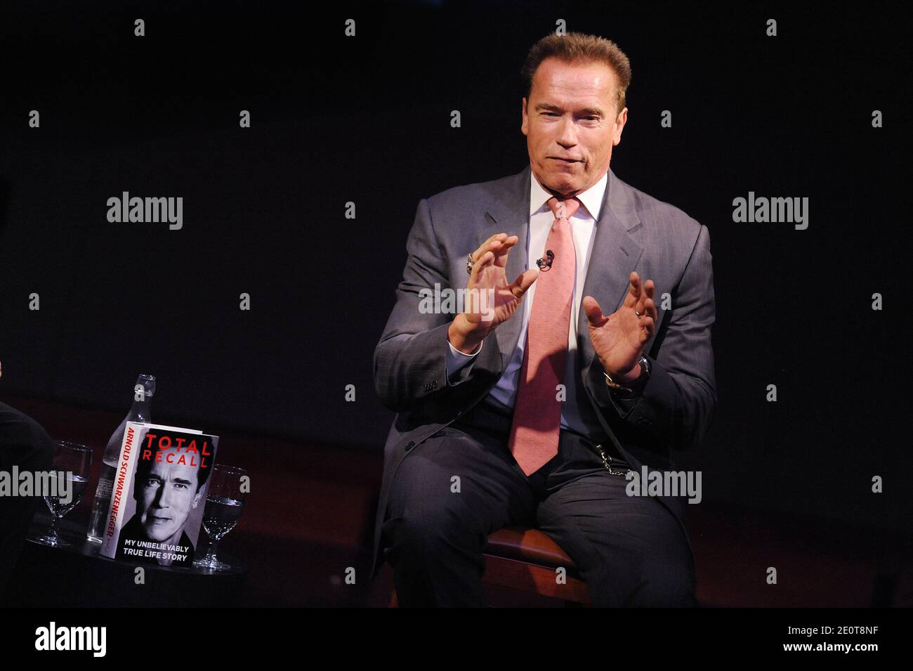 L'ex gov. Arnold Schwarzenegger (R-Calif.) discute il suo nuovo libro intitolato, Total Recall: My Unbelievably True Life Story, in un forum all'Hamilton a Washington, DC, USA il 2 ottobre 2012. Foto di Olivier Douliery/ABACAPRESS.COM Foto Stock