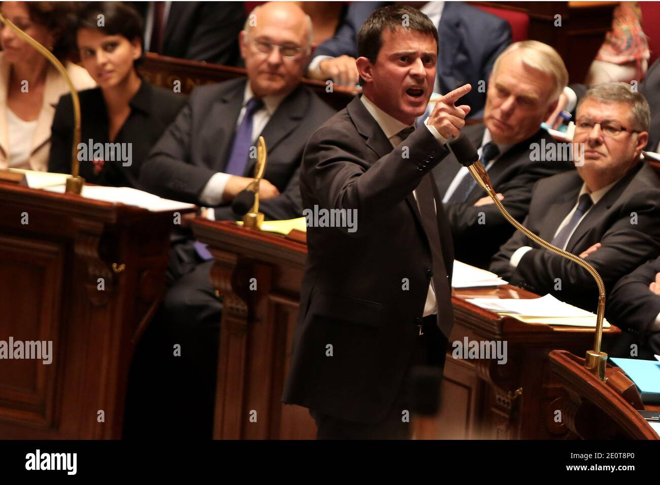 Il ministro degli interni Manuel Valls interviene accanto al primo ministro, Jean-Marc Ayrault, ministro responsabile delle relazioni con il Parlamento, Alain Vidalies, ministro del lavoro, dell'occupazione e del dialogo sociale, Michel sapin, Ministro per i diritti della donna e portavoce del Governo Najat Vallaud-Belkacem e Ministro degli Affari sociali e della Sanità Marisol Touraine durante la sessione settimanale di interrogazioni al governo all'Assemblea Nazionale, a Parigi, Francia, il 2 ottobre 2012. Foto di Stephane Lemouton/ABACAPRESS.COM Foto Stock