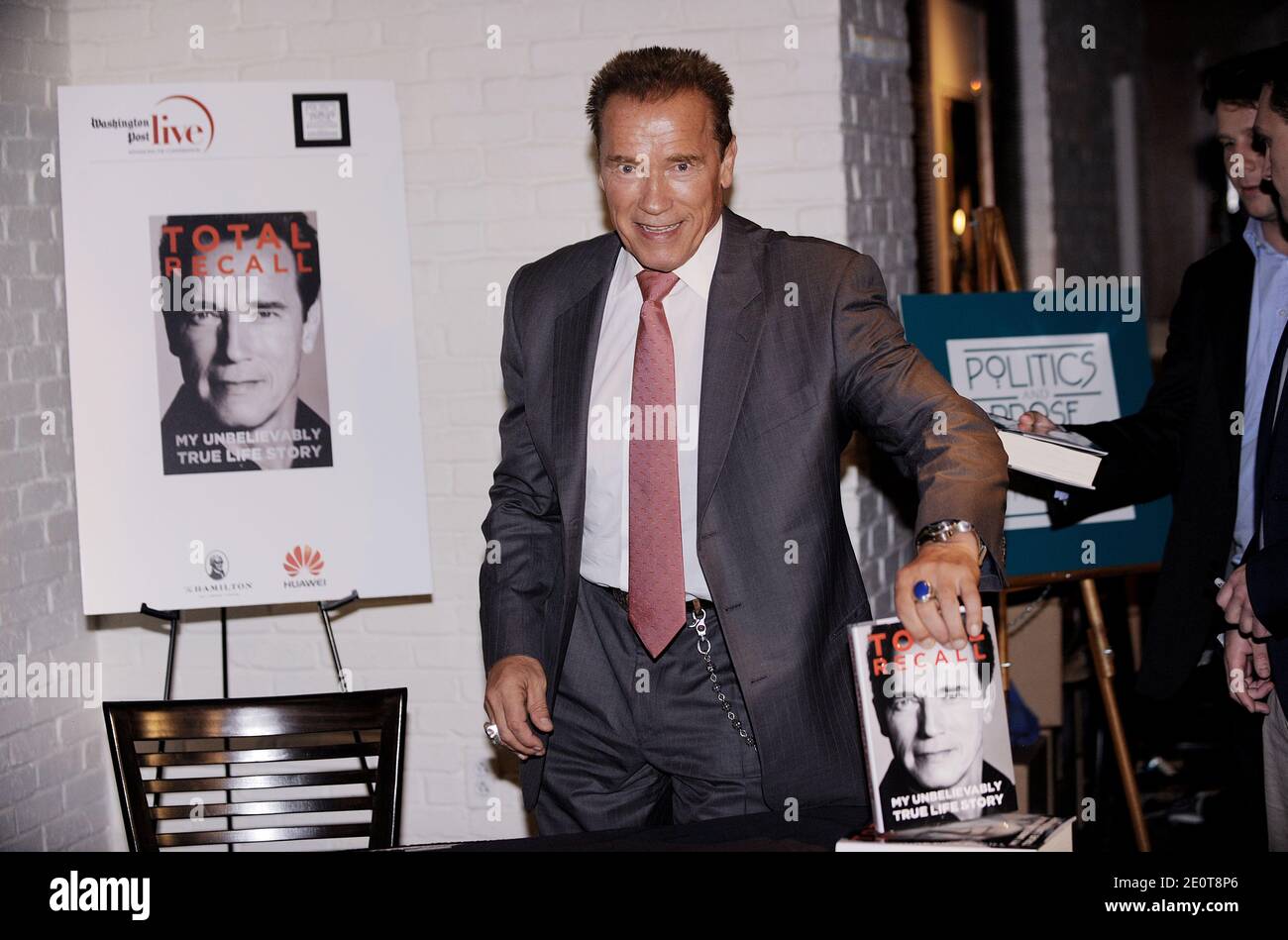 L'ex gov. Arnold Schwarzenegger (R-Calif.) discute il suo nuovo libro intitolato, Total Recall: My Unbelievably True Life Story, in un forum all'Hamilton a Washington, DC, USA il 2 ottobre 2012. Foto di Olivier Douliery/ABACAPRESS.COM Foto Stock