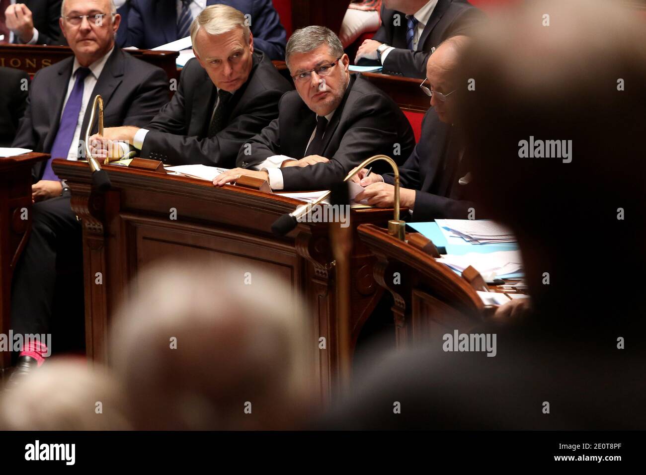 Lavoro, occupazione e dialogo sociale il Ministro Michel sapin, primo Ministro, Jean-Marc Ayrault e Ministro incaricato delle relazioni con il Parlamento Alain Vidalies partecipano alla sessione settimanale di interrogazioni al governo all'Assemblea nazionale, a Parigi, Francia, il 2 ottobre 2012. Foto di Stephane Lemouton/ABACAPRESS.COM Foto Stock
