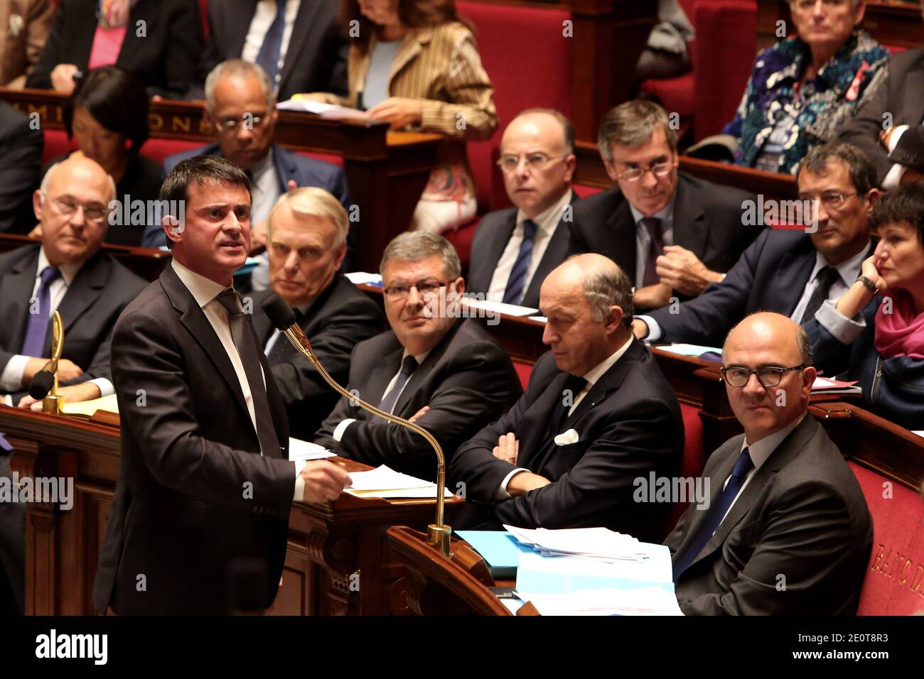 Il ministro degli interni Manuel Valls interviene accanto al primo ministro, Jean-Marc Ayrault, ministro responsabile delle relazioni con il Parlamento Alain Vidalies, ministro del lavoro, dell'occupazione e del dialogo sociale Michel sapin, ministro degli Affari esteri Laurent Fabius e ministro dell'Economia, delle Finanze e del Commercio estero, Pierre Moscovici durante la sessione settimanale di interrogazioni al governo all'Assemblea Nazionale, a Parigi, Francia, il 2 ottobre 2012. Foto di Stephane Lemouton/ABACAPRESS.COM Foto Stock