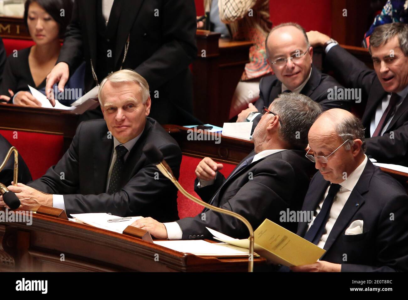 Primo ministro, Jean-Marc Ayrault, ministro incaricato delle relazioni con il Parlamento, Alain Vidalies, ministro degli Affari esteri Laurent Fabius, ministro junior per gli Affari europei, Bernard Cazeneuve, ministro junior per il bilancio Jerome Cahuzac e ministro junior per le PMI, Innovazioni ed Economia digitale Fleur Pellerin partecipa durante la sessione settimanale di domande al governo all'Assemblea Nazionale, a Parigi, in Francia, il 2 ottobre 2012. Foto di Stephane Lemouton/ABACAPRESS.COM Foto Stock