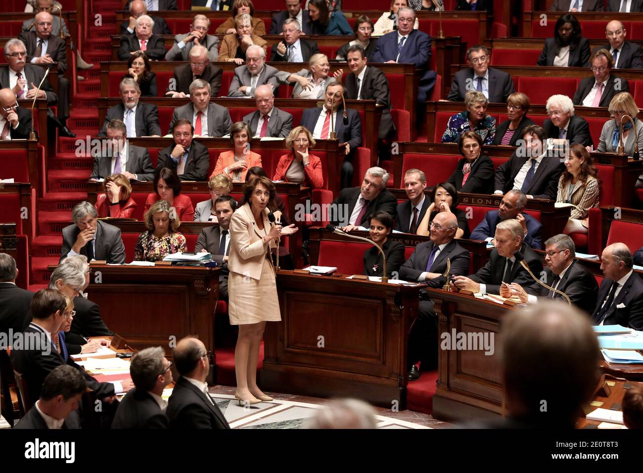 Il Ministro degli Affari sociali e della Sanità Marisol Touraine interviene accanto al Ministro degli interni Manuel Valls, accanto al primo Ministro, Jean-Marc Ayrault, Ministro responsabile delle relazioni con il Parlamento Alain Vidalies, Ministro del lavoro, dell'occupazione e del dialogo sociale Michel sapin, Ministro per i diritti della donna e portavoce del Governo Najat Vallaud-Belkacem durante la sessione settimanale di interrogazioni al governo all'Assemblea Nazionale, a Parigi, Francia, il 2 ottobre 2012. Foto di Stephane Lemouton/ABACAPRESS.COM Foto Stock