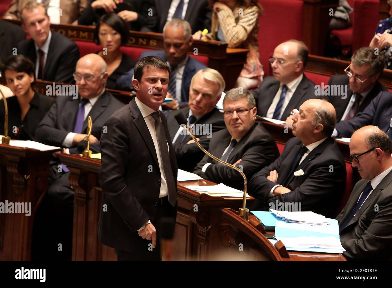 Il ministro degli interni Manuel Valls interviene accanto al primo ministro, Jean-Marc Ayrault, ministro responsabile delle relazioni con il Parlamento, Alain Vidalies, ministro del lavoro, dell'occupazione e del dialogo sociale, Michel sapin, Ministro per i diritti della donna e portavoce del Governo Najat Vallaud-Belkacem e Ministro degli Affari sociali e della Sanità Marisol Touraine durante la sessione settimanale di interrogazioni al governo all'Assemblea Nazionale, a Parigi, Francia, il 2 ottobre 2012. Foto di Stephane Lemouton/ABACAPRESS.COM Foto Stock
