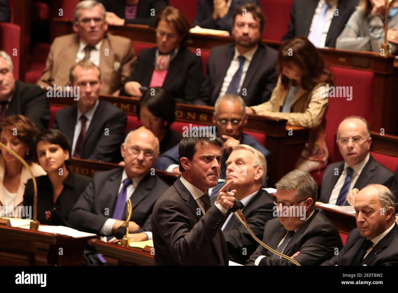 Il ministro degli interni Manuel Valls interviene accanto al primo ministro, Jean-Marc Ayrault, ministro responsabile delle relazioni con il Parlamento, Alain Vidalies, ministro del lavoro, dell'occupazione e del dialogo sociale, Michel sapin, Ministro per i diritti della donna e portavoce del Governo Najat Vallaud-Belkacem e Ministro degli Affari sociali e della Sanità Marisol Touraine durante la sessione settimanale di interrogazioni al governo all'Assemblea Nazionale, a Parigi, Francia, il 2 ottobre 2012. Foto di Stephane Lemouton/ABACAPRESS.COM Foto Stock