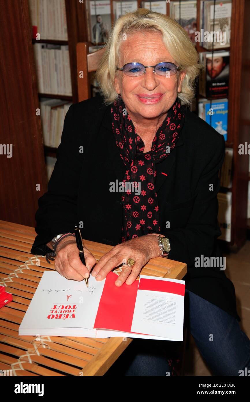 Veronique de Villele pubblica il suo libro 'Véro trouve tout' e firma copie per i fan a 'la Lettre ouverte', a Parigi, Francia il 03 ottobre 2012. Foto di Jerome Domine/ABACAPRESS.COM Foto Stock