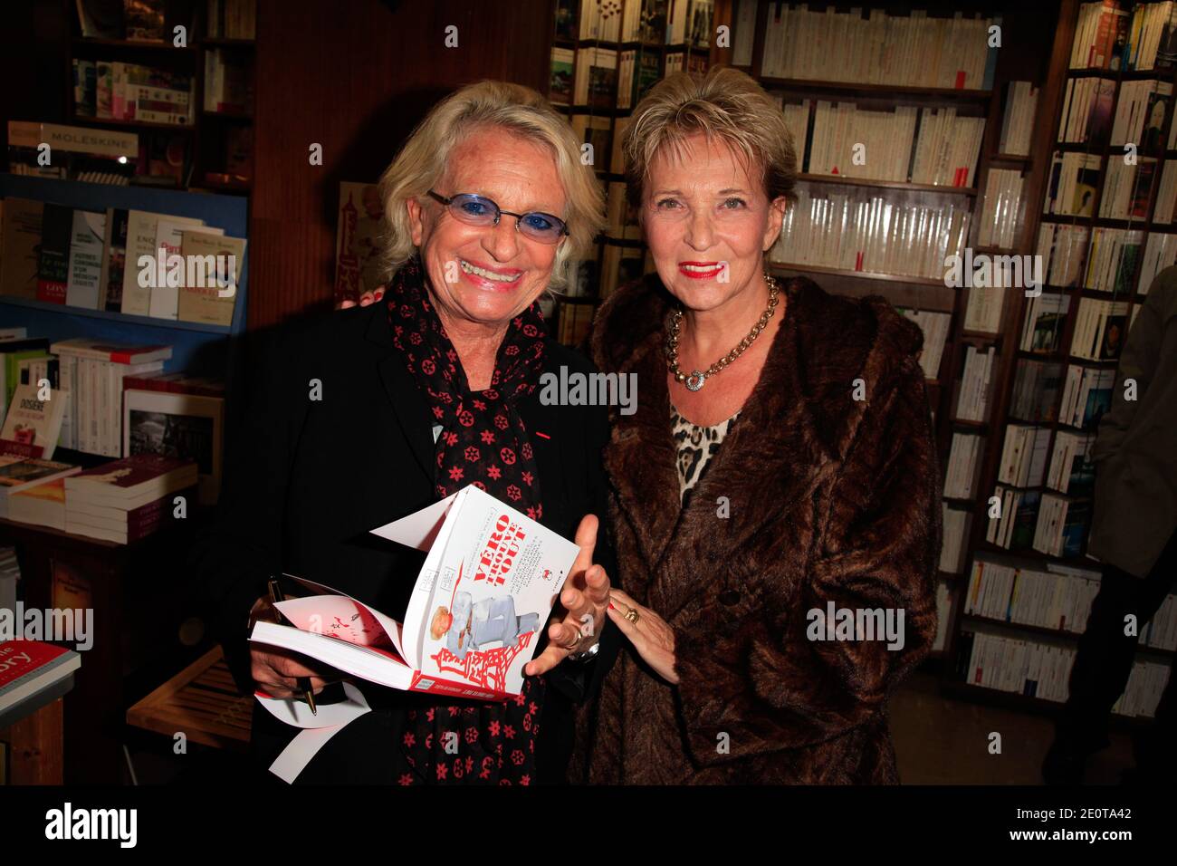 Veronique de Villele pubblica il suo libro 'Véro trouve tout' e firma copie per i fan a 'la Lettre ouverte', con Pierrette Bres, a Parigi, Francia il 03 ottobre 2012. Foto di Jerome Domine/ABACAPRESS.COM Foto Stock