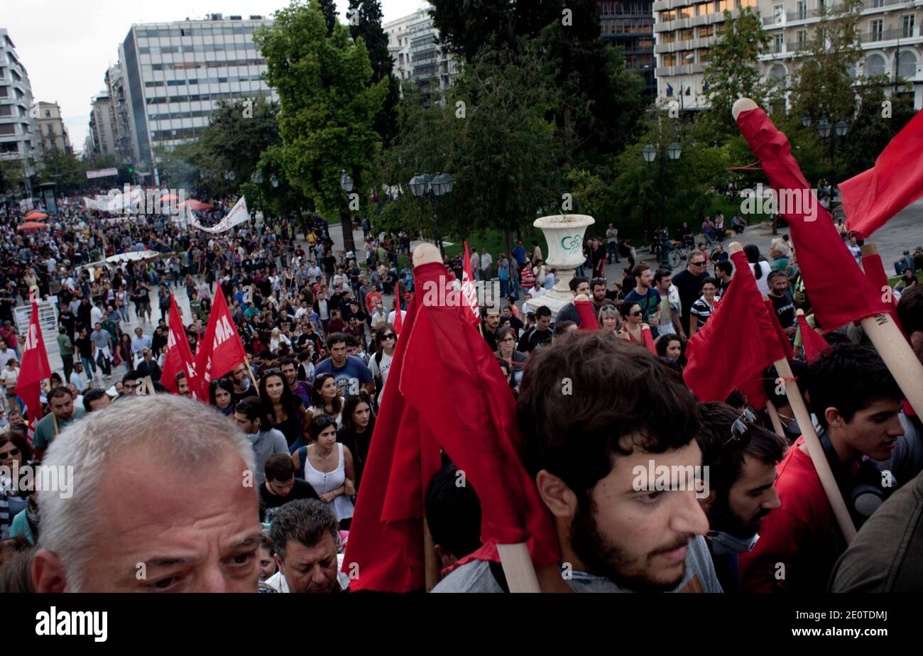 Decine di migliaia di greci stanchi di austerità sono scesi in piazza in una delle più grandi proteste in mesi, con la polizia che ha intrapreso un’operazione di sicurezza massiccia, durante la visita della cancelliera tedesca Angela Merkel, ad Atene, in Grecia, il 9 ottobre 2012. La crisi economica ha riacceso il sentimento anti-tedesco che risale all'occupazione nazista della Grecia durante la seconda guerra mondiale. Alcuni manifestanti vestiti come ufficiali nazisti, bruciarono bandiere del terzo Reich e cantarono slogan come 'No al quarto Reich'. Foto di Stefania Mizara/ABACAPRESS.COM Foto Stock