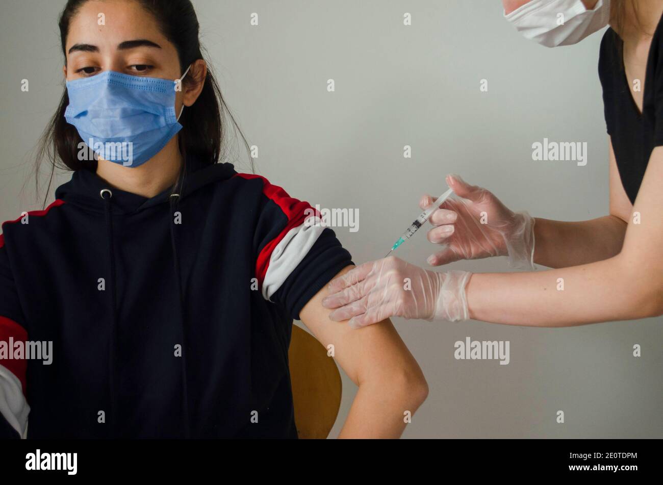 una donna che viene vaccinata Foto Stock
