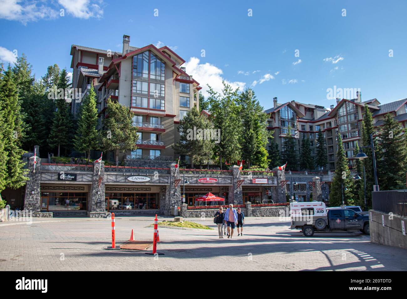 Whistler, Canada - Luglio 5,2020: Vista del Westin Resort Spa Hotel a Whistler Village in una giornata di sole Foto Stock