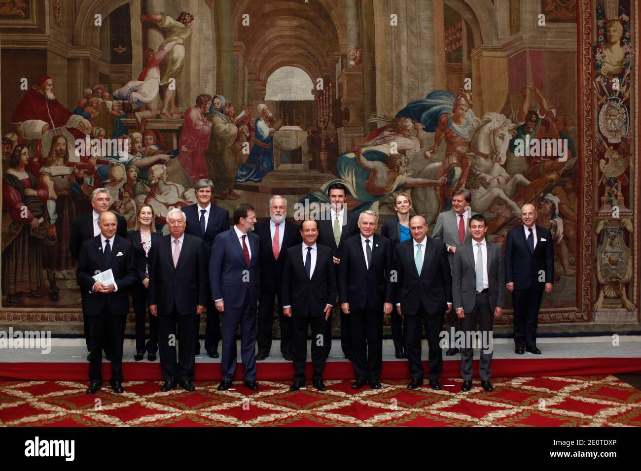(Dal sig. L al sig. R. il ministro degli Affari esteri francese Laurent Fabius, il ministro spagnolo degli Affari esteri José Manuel Garcia Margallo, il primo ministro spagnolo Mariano Rajoy, il presidente francese Francois Hollande, il primo ministro francese Jean-Marc Ayrault, il ministro spagnolo degli interni Jorge Fernandez Diaz e il ministro francese degli interni Manuel Valls, Ministro francese junior per i trasporti e l'economia marittima, Frederic Cuvillier, Ministro spagnolo dello sviluppo, Ana Pastor Julian, Ministro francese dell'agricoltura, Stephane le foll, Ministro spagnolo dell'agricoltura e dell'ambiente, Miguel Arias Canete, Ministro spagnolo del i Foto Stock