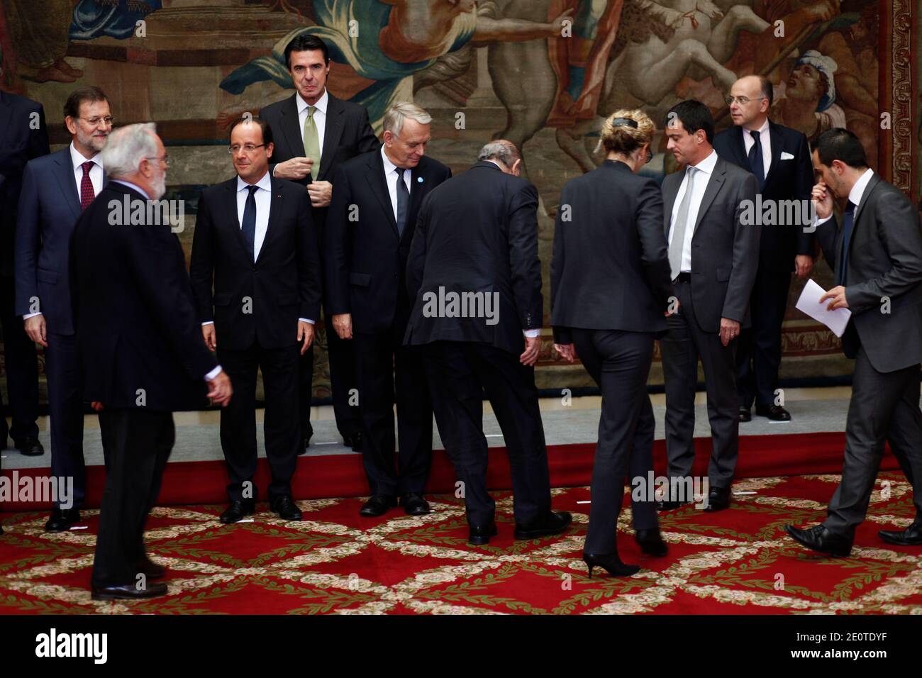 (Da L a R) il ministro degli Affari esteri francese Laurent Fabius, il ministro spagnolo degli Affari esteri José Manuel Garcia Margallo, il primo ministro spagnolo Mariano Rajoy, il presidente francese Francois Hollande, il primo ministro francese Jean-Marc Ayrault, il ministro spagnolo degli interni Jorge Fernandez Diaz e il ministro francese degli interni Manuel Valls, Ministro francese junior per i trasporti e l'economia marittima, Frederic Cuvillier, Ministro spagnolo dello sviluppo, Ana Pastor Julian, Ministro francese dell'agricoltura, Stephane le foll, Ministro spagnolo dell'agricoltura e dell'ambiente, Miguel Arias Canete, Ministro spagnolo del Foto Stock