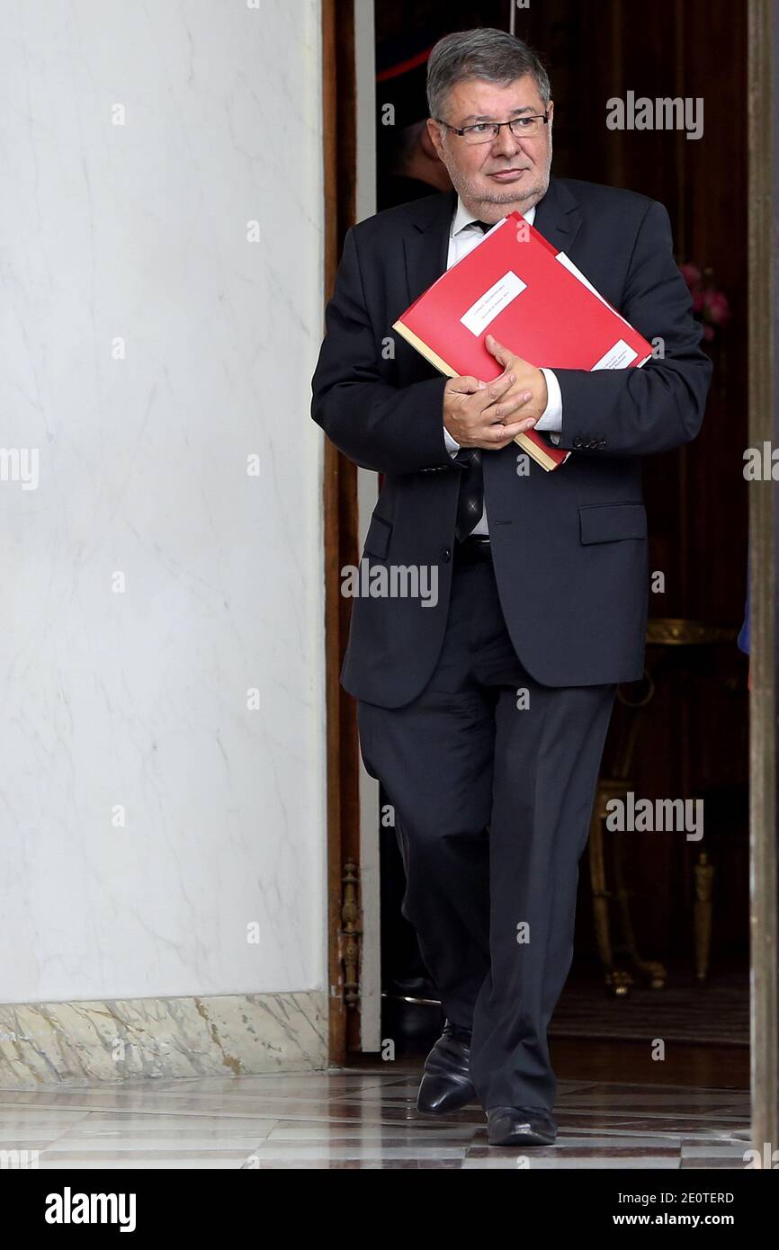 Il Ministro francese responsabile delle relazioni con il Parlamento Alain Vidalies lascia il Palazzo presidenziale Elysee dopo la riunione settimanale del gabinetto, a Parigi, in Francia, il 10 ottobre 2012. Foto di Stephane Lemouton/ABACAPRESS.COM. Foto Stock