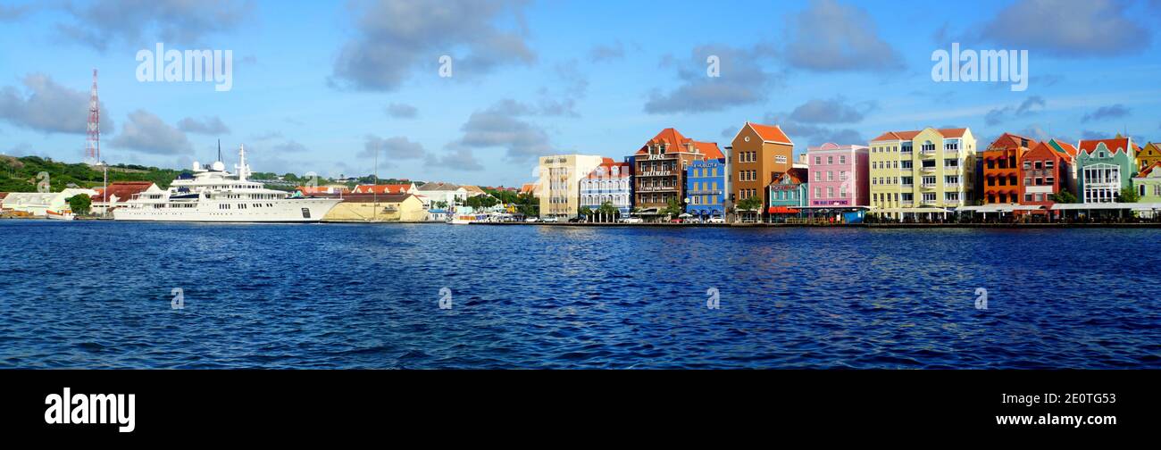 Willemstad, Curacao - 14 novembre 2018 - la vista dei colorati edifici lungo la Baia di Sant'Anna durante il giorno Foto Stock