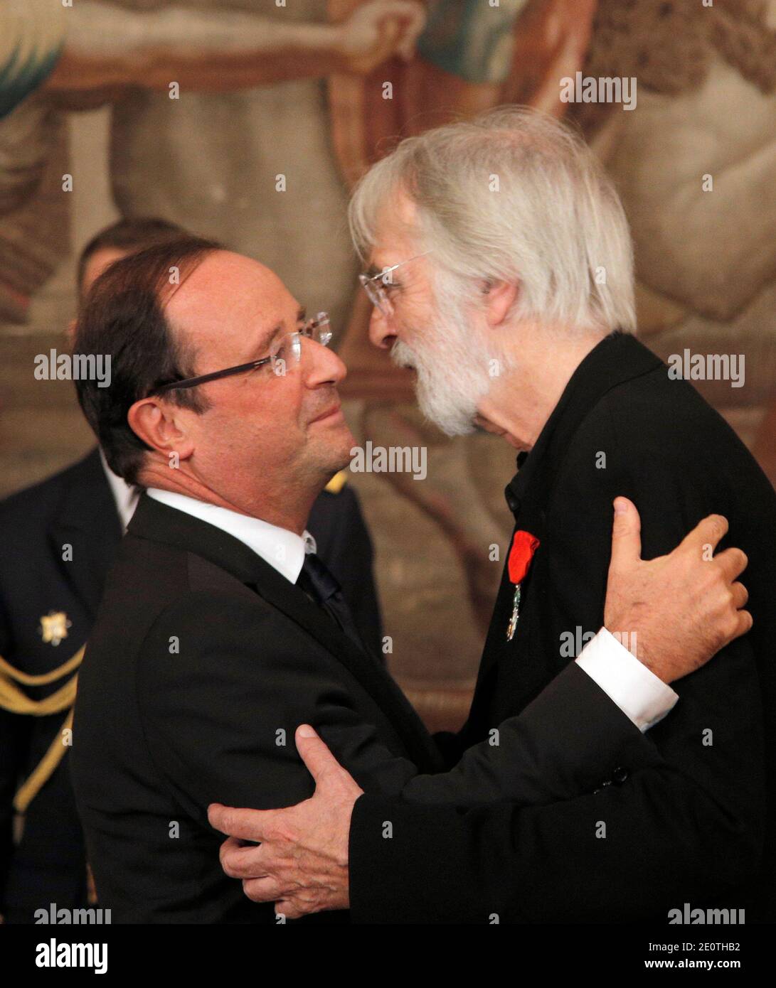 Il regista Michael Haneke, a destra, è insignito della Legione d'onore, la più alta distinzione della Francia, dal presidente francese Francois Hollande al Palazzo Elysee di Parigi, in Francia, il 14 ottobre 2012. Foto di Christophe Ena/Pool/ABACAPRESS.COM Foto Stock